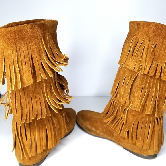 MINNETONKA 3 LAYER FRINGED BOOTS. Size 8ed - Picture 3 of 4